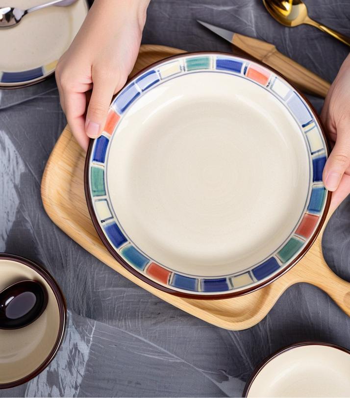 Behind High-Speed Rail Tableware Lies a Forgotten World of Tenderness